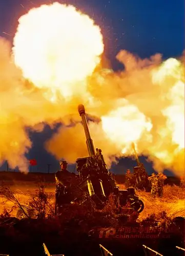 解放军公开多款主战武器开火瞬间