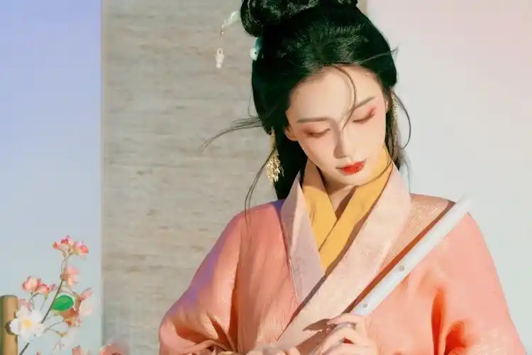 杨颖端午节写真曝光,穿粉色古装吹长笛,天生丽质美出新高度