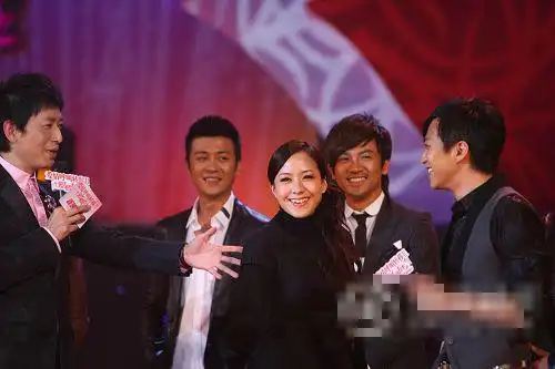 《爱呼2》盛大首映 邓超林嘉欣回避绯闻