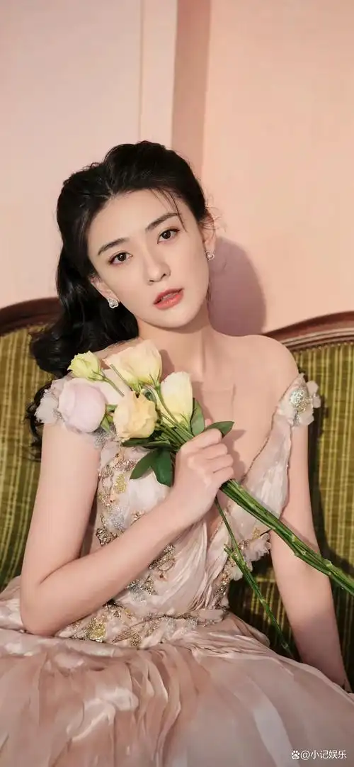 梁洁:大v礼服加身,于盛会绘就高贵优雅诗画