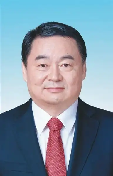大学学历,硕士学位,中共党员,现任二十届中央委员,辽宁省委书记,省