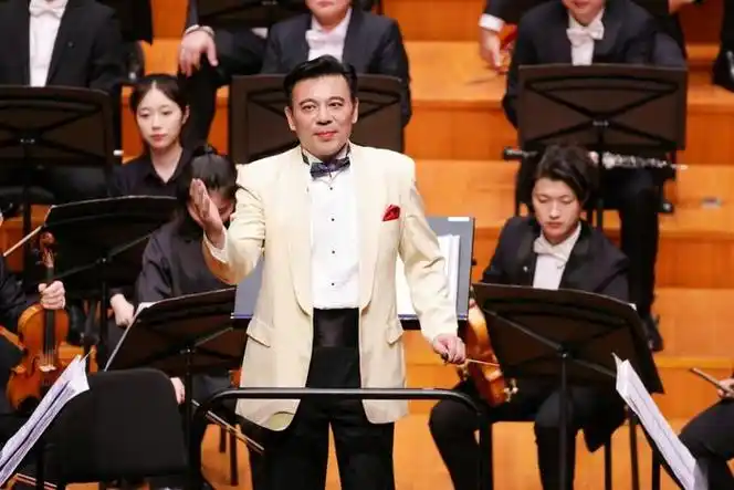 担任总策划,天津音乐学院院长,著名男高音歌唱家王宏伟担任艺术总监