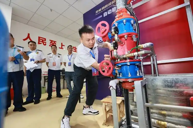 消防设施操作员在比赛中.
