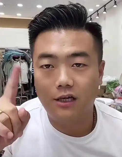 还有那个在摩登亮哥直播间卖鞋的小子,厚着脸皮发数个段子说,他遭到网