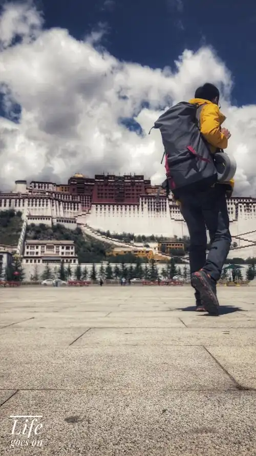 如果你见到一个男的背着一个行囊走在路上你们会以