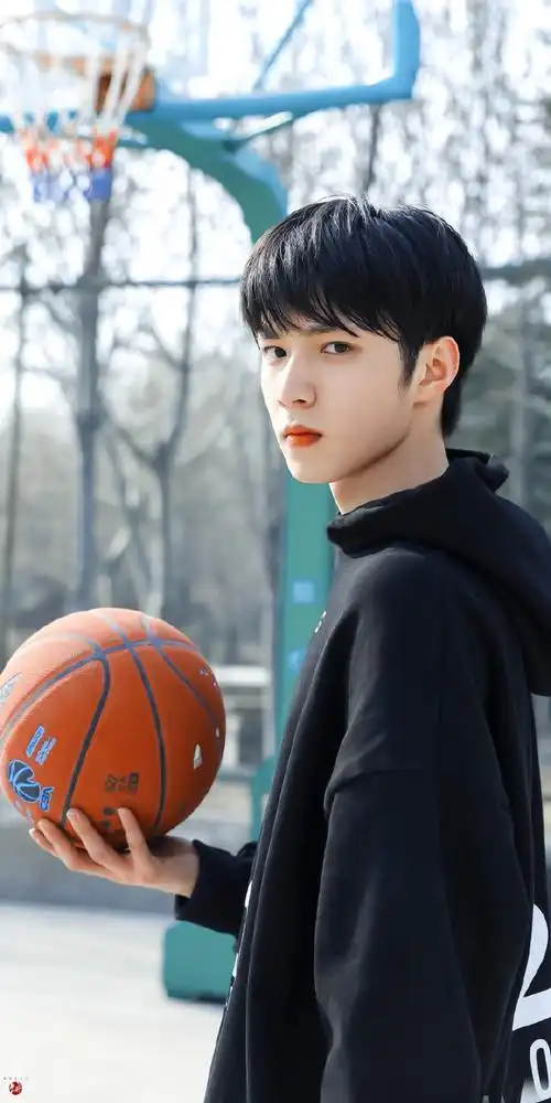 刘耀文晒打篮球随拍