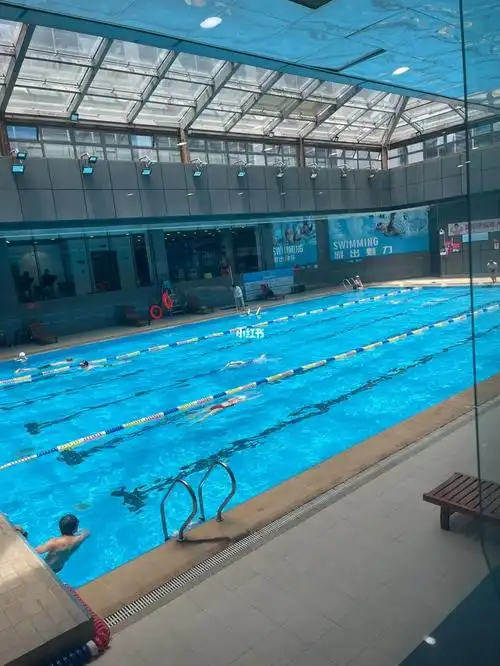 阳光明媚的室内泳池