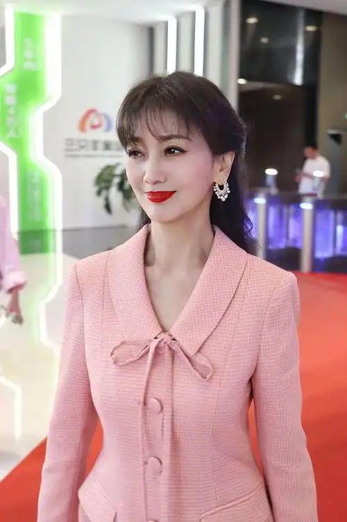 照片中的赵雅芝五官精致,皮肤白皙透亮,展现出她与年龄不相称的容貌和