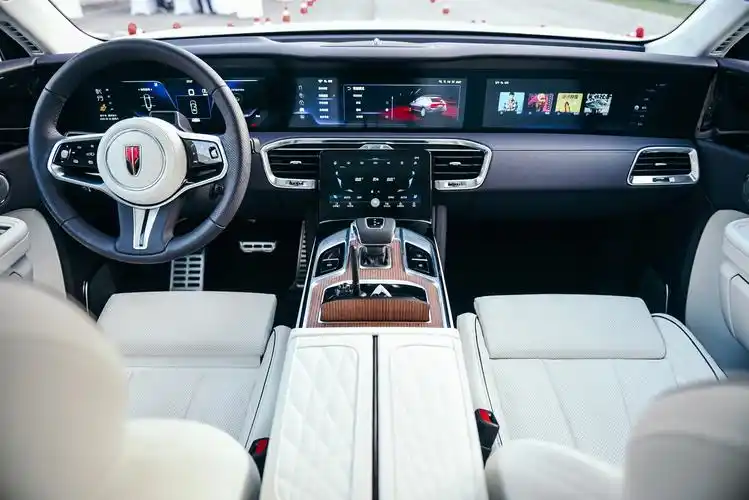 红旗e-hs9的内饰继承品牌一脉相承的豪华,并处处体现中国风.