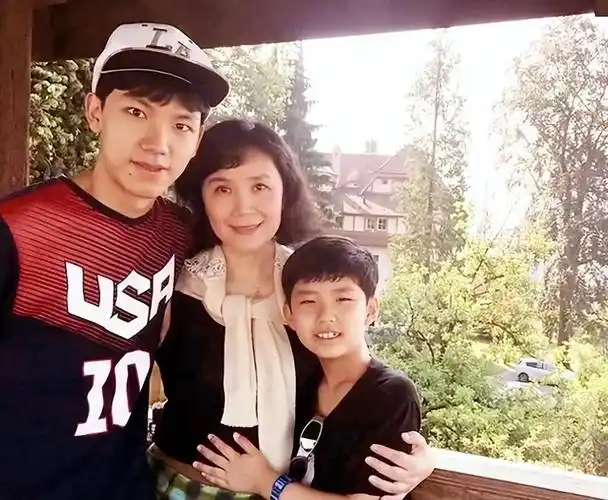 回顾女星严晓频父亲是老戏骨她嫁青梅竹马的平凡丈夫幸福吗