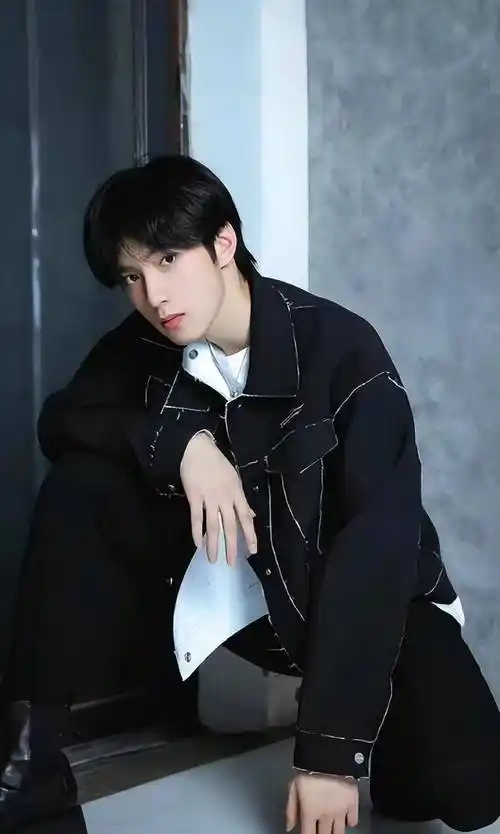 刘耀文秋日随拍太惊艳!元气少年感满满,网友:帅哥要多发照片