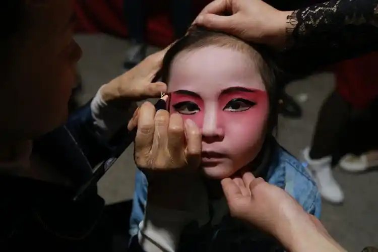 照人的明珠,脸谱是川剧的一大特色,这些戏角儿们在化妆准备登台表演