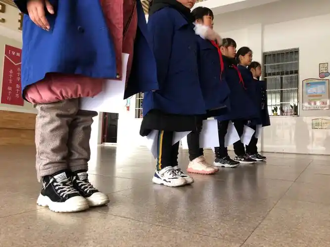 站姿练习啦,我们的腿是不是比以前站的更直了呢