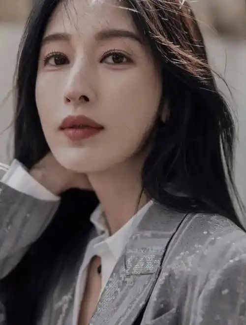 张俪38岁写真曝光,这谁顶得住?迷人写真展现女神风采,美貌与才华兼具!