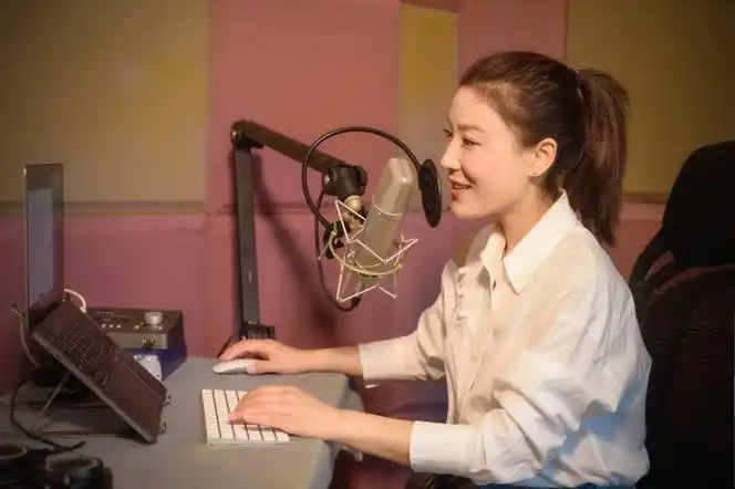 一刀苏苏曾是新疆艺术剧院话剧团的一名话剧演员,凭借其出众的播音