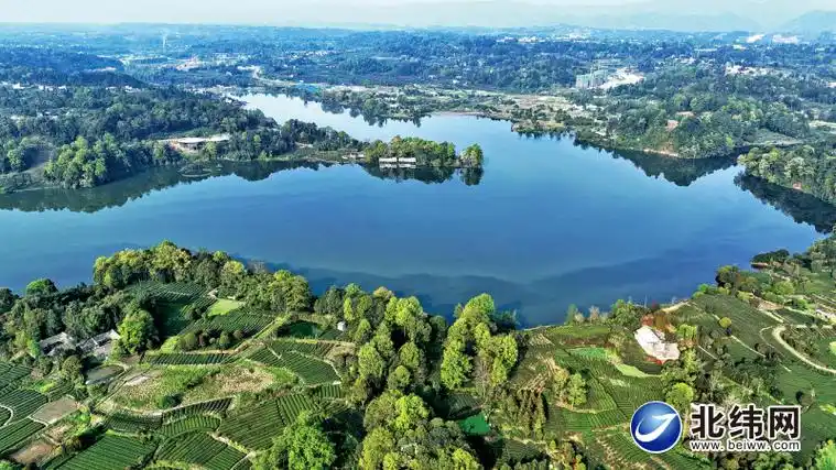 湖光山色皆美景水韵茶乡如画卷走进名山区清漪湖百丈湖月亮湖