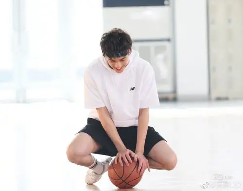 许久未冒泡的吴磊上线发博 表示白色情人节想打篮球?