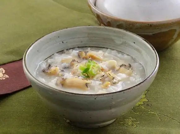 厨房电器     电饭煲在煮粥之前,应该在锅内多加一点水,煮粥则一气呵