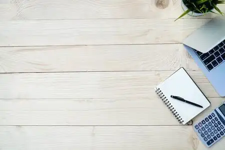 平躺,俯视办公桌台.