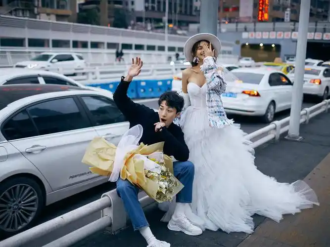 旅拍风街拍时尚潮流的婚纱照