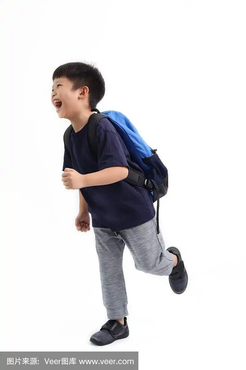 白色背景下背着书包的亚洲小男孩