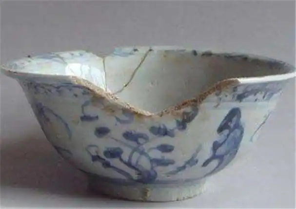 夫妻照顾老乞丐8年,老人死时给他们一只破碗,救了孩子的命