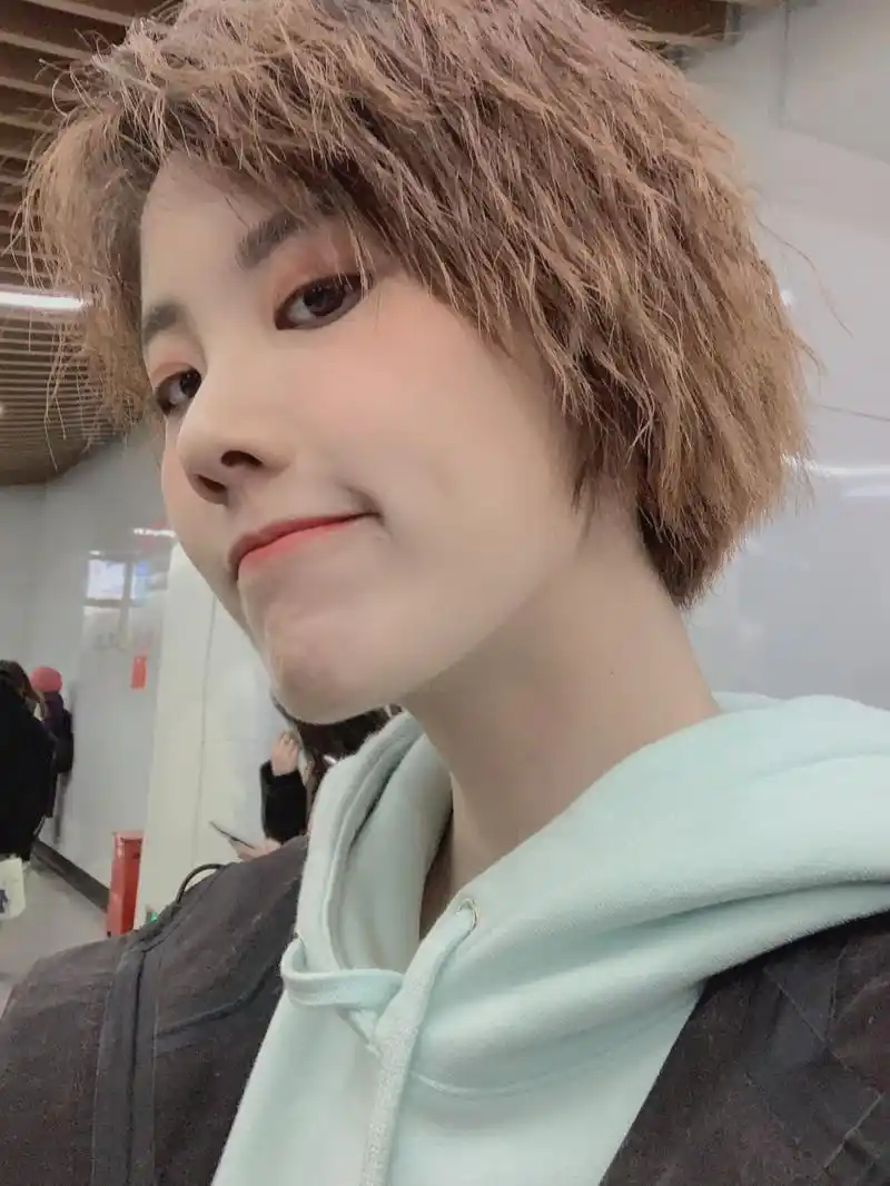 帅气女生短发!可咸可甜!女生版锡纸烫