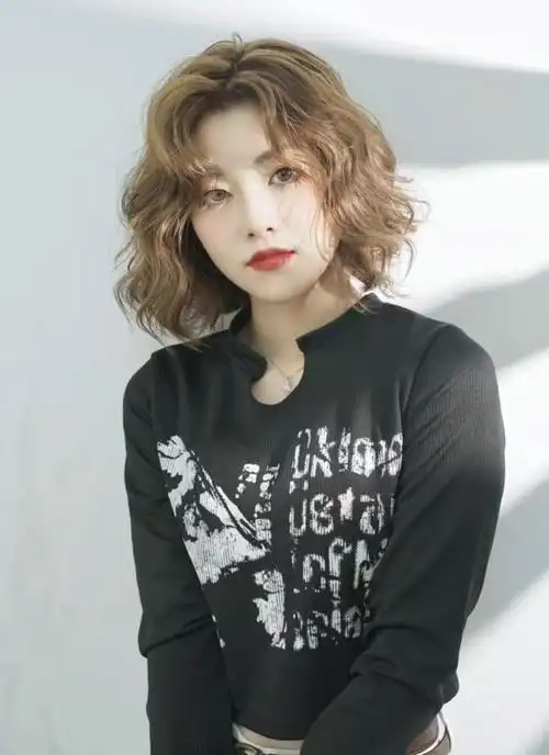 女人过了40岁:最好别再留这3种"发型",不仅大妈感十足还难看