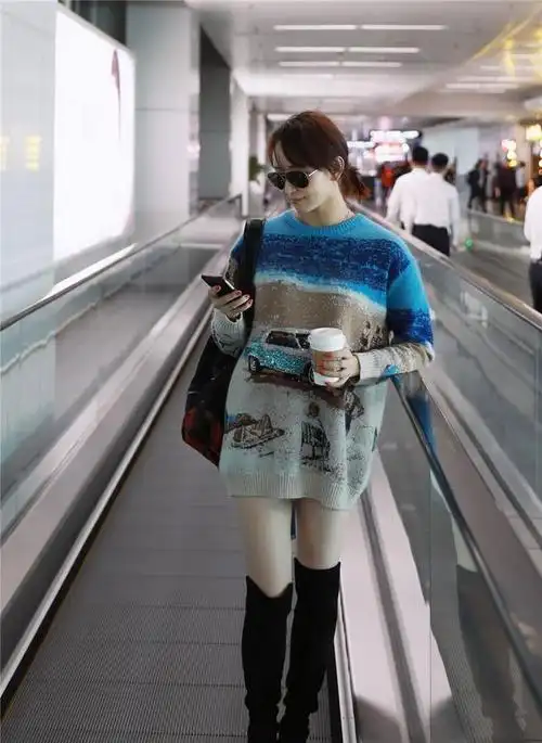 想要最大程度秀出美腿风采,最好的方式就是搭配一双长靴,胡静就选择了