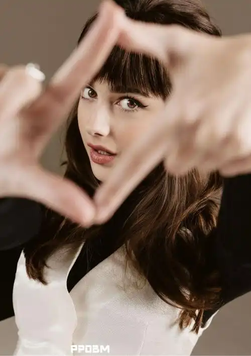 美国女星juliabuttersbloomxo杂志2023年1月号