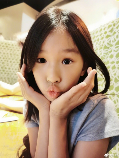 张庭10岁女儿被说丑,回应不靠脸是靠嘴吃饭,还说女儿有国际范