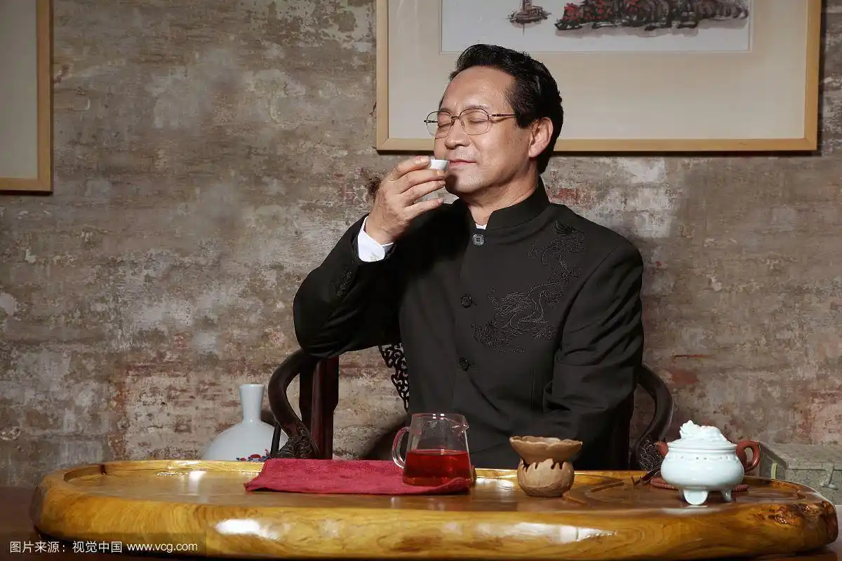 品茶的中年男人
