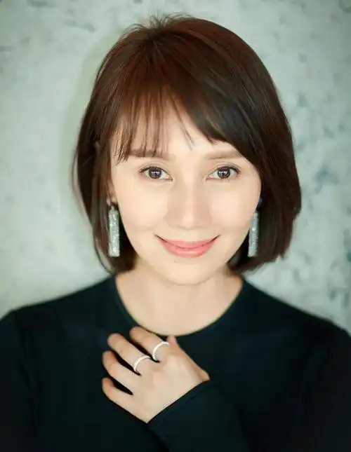 春季果然最适合短发,跟袁泉一样剪短发,显脸小还高级