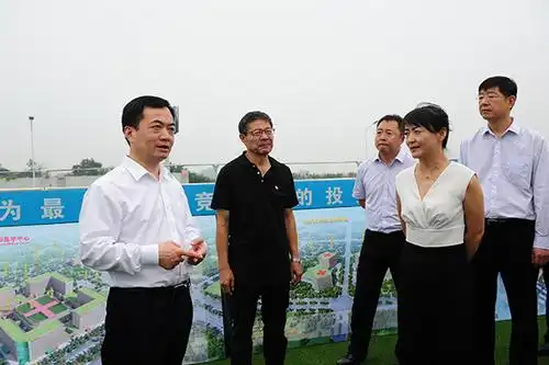 先到整体布局模型区域,听取了史今董事长对国际医学城的整体介绍,并不