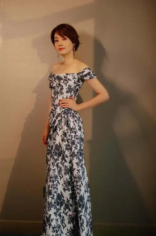 马伊琍亮相2020国剧盛典红毯 青花瓷露肩长裙尽显优雅气质