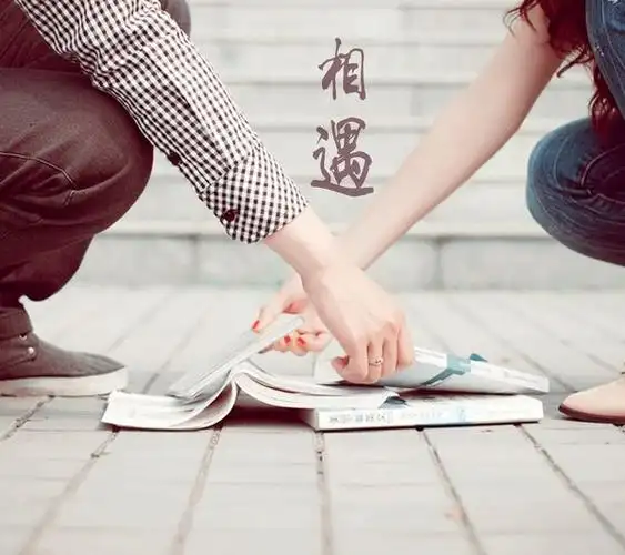 恋人拉手带字的唯美图片