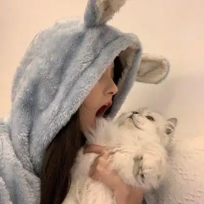 抱猫女生头像