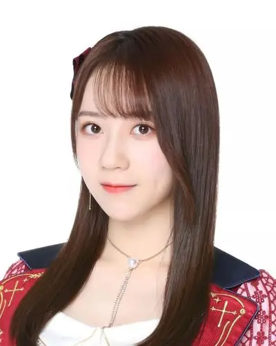 她脸颊上的酒窝是超级甜的