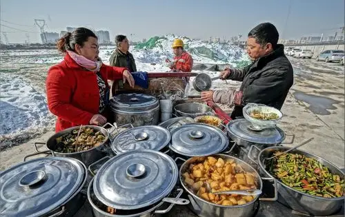 实拍西安一建筑工地农民工的午餐