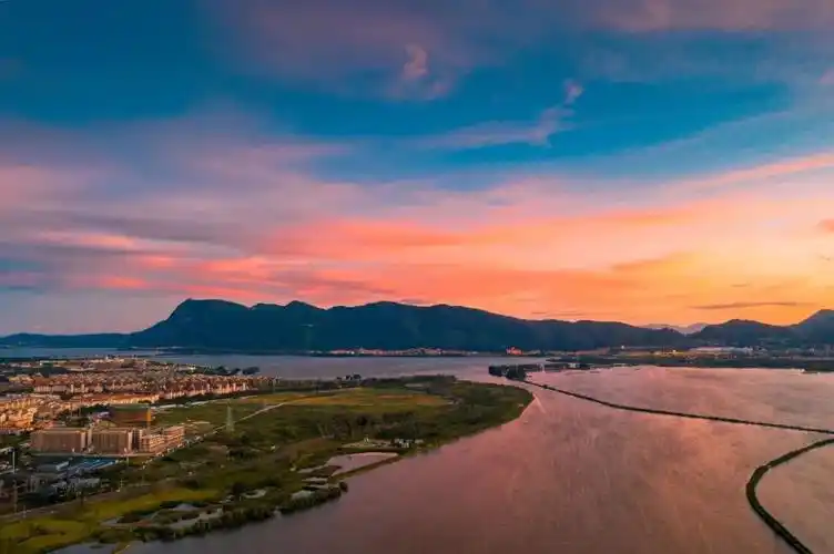 夕阳下,昆明西山"睡美人".(图/图虫创意)