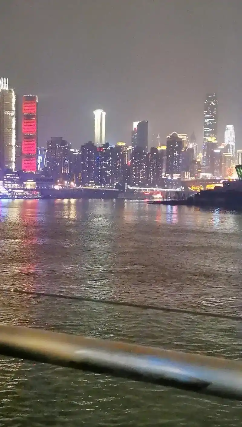 结束一天的劳累,出来走走,夜景很美,路灯很亮,才理解那句,目 - 抖音