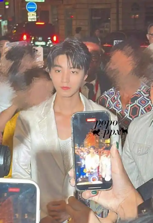 王俊凯巴黎聚餐被偶遇,经纪人杨柳陪伴在侧,吃300多还嫌贵!