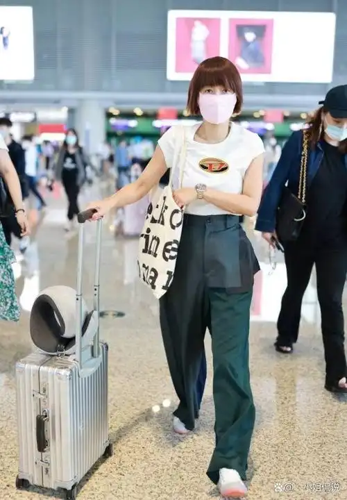 马伊琍素颜走机场一脸疲态少女发型有些牵强穿乞丐裤高调抢镜