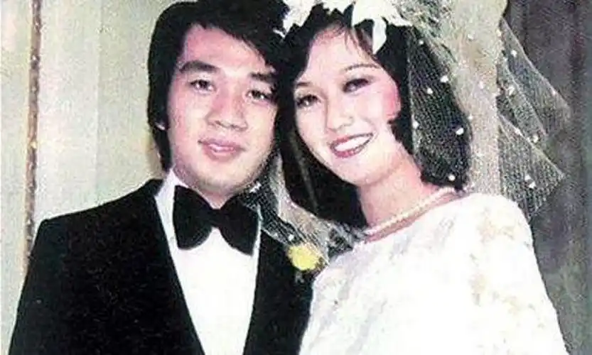 1975年,21岁的赵雅芝嫁给了大10岁的香港名医黄汉伟,可婚后3年,赵雅芝