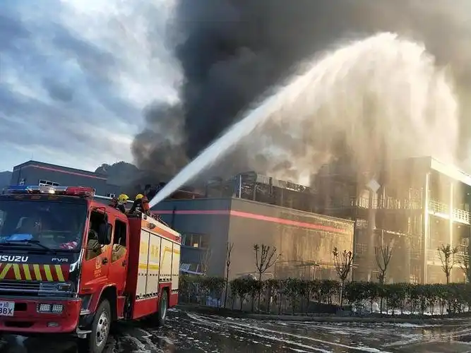 爆燃事故发生后,前来现场灭火的消防车.图片来源:视觉中国