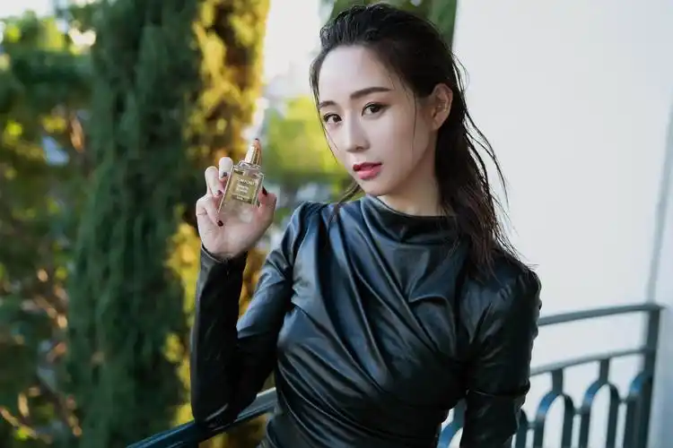 张钧甯诠释极简风 优雅不失率性展双面魅力