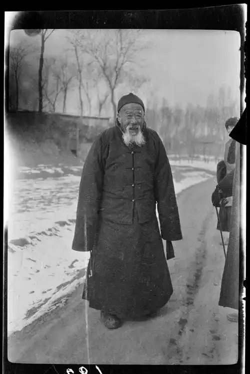 白胡子老爷爷.一转眼,过去了一百年.