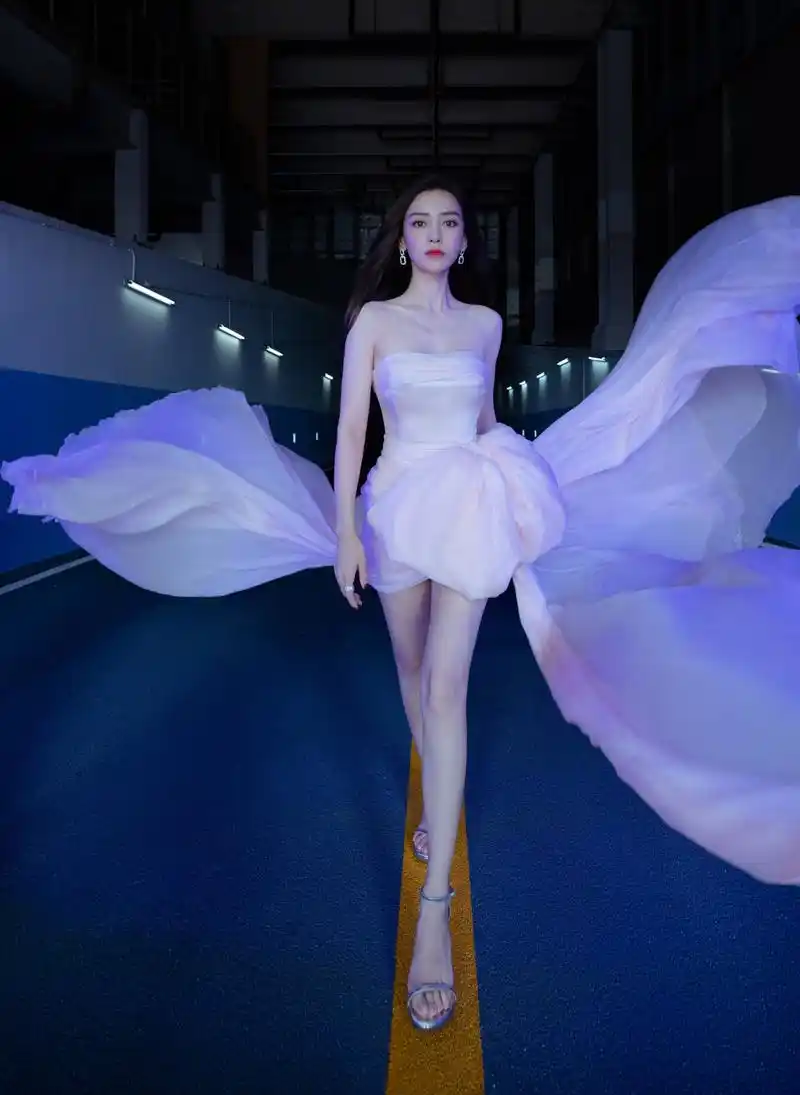 工作室把杨颖p成"电棍腿",却被饭拍图无情揭穿,这差太多了吧