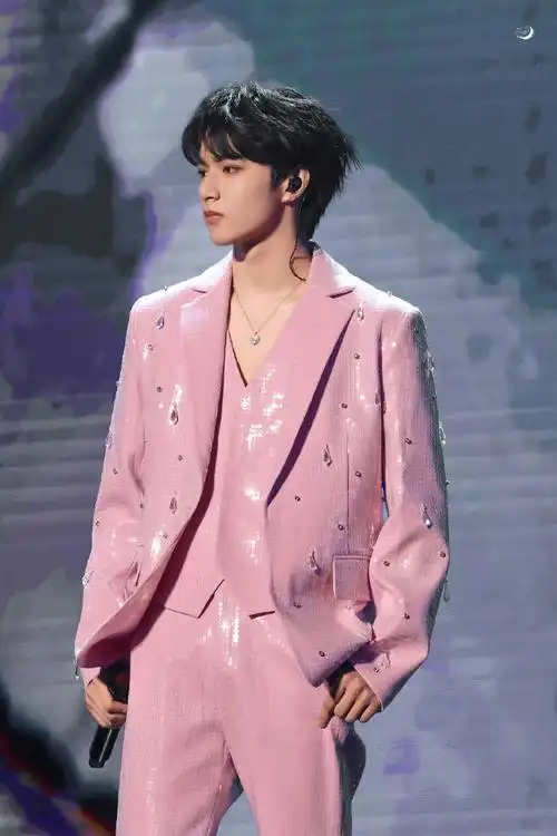 olaff星光#@时代少年团-刘耀文佩戴born to shine系列18k金,粉钻项