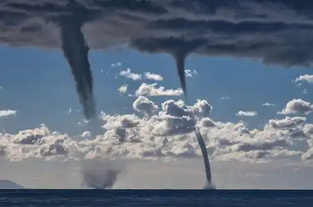 龙卷风建筑物的水泥墙上水管道头发聚集在浴缸里新鲜水喷泉红水漩涡